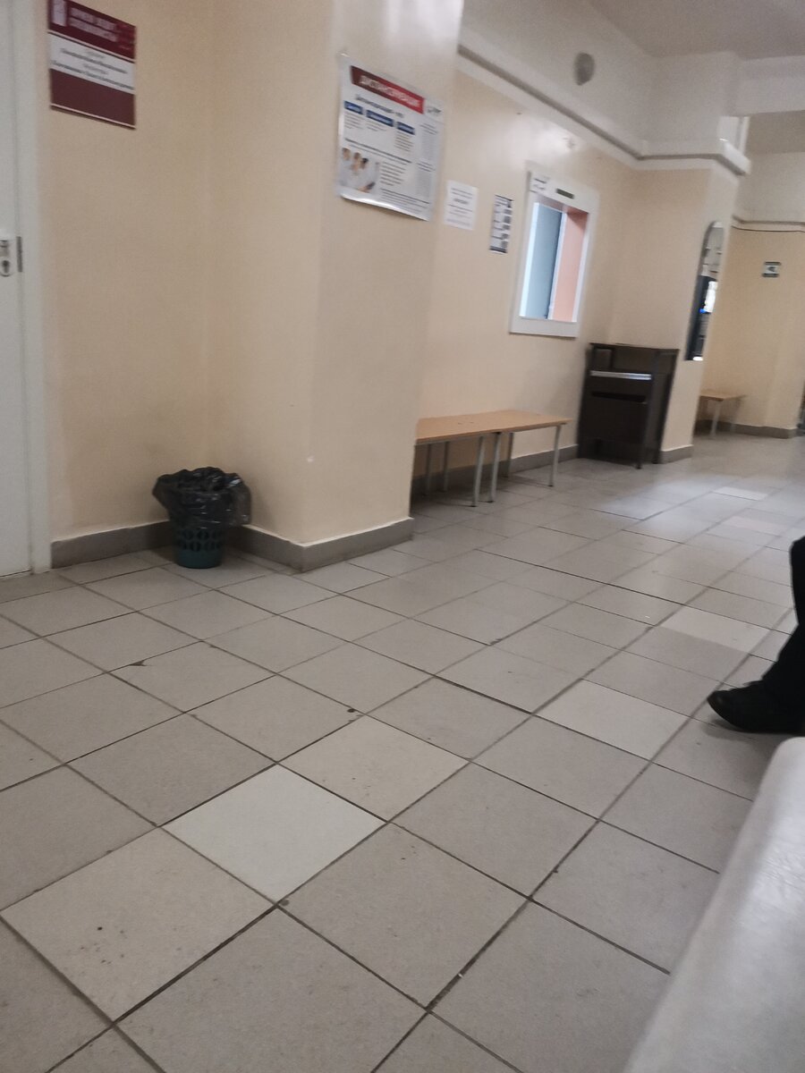 Пустые коридоры поликлиники. Люди, ау, выы где все?