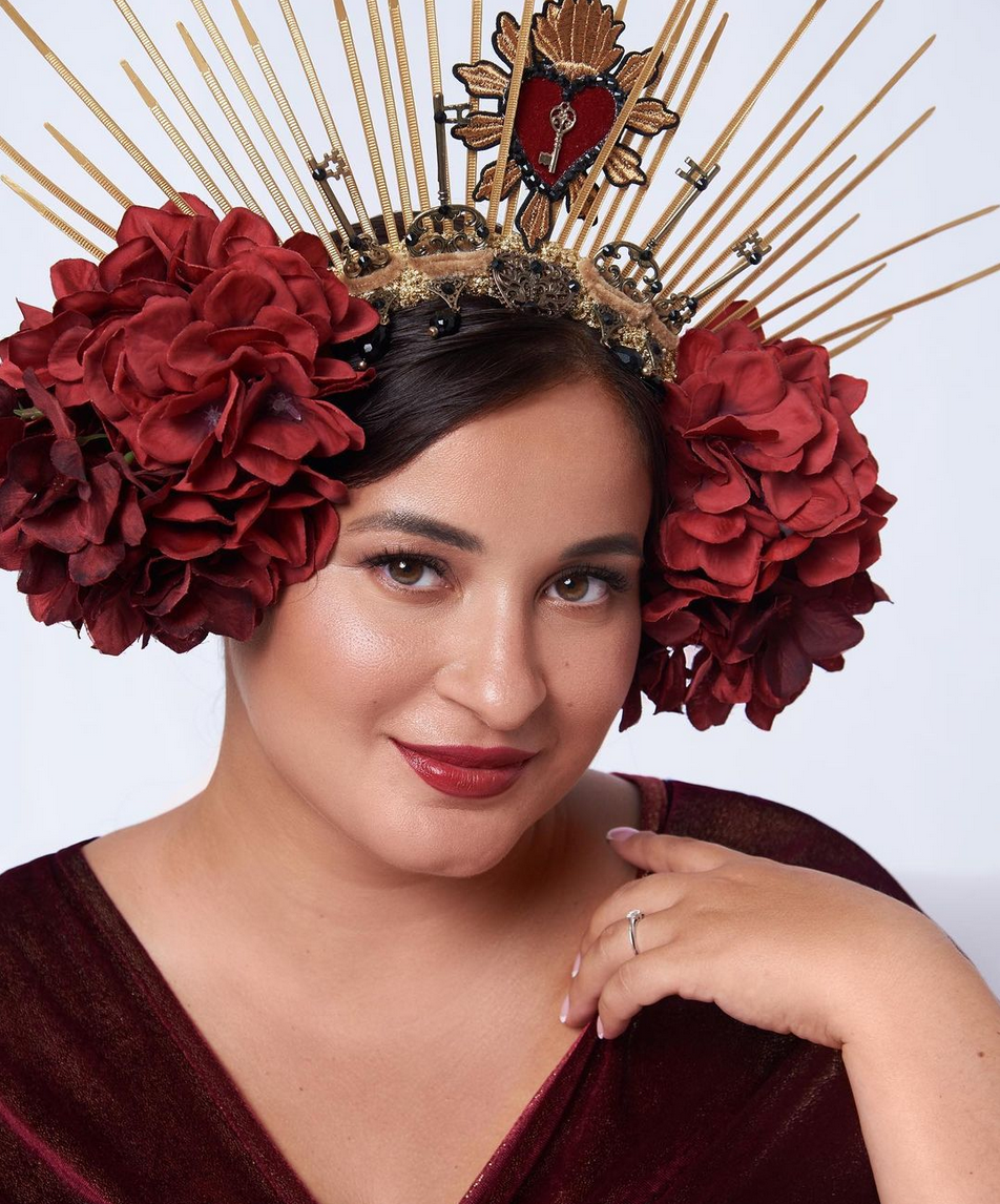 Меня зовут Вика, я — семейный психолог, телеведущая, автор книг «Это же ребенок» и «Это же любовь» и мама троих детей. Рада видеть вас на канале!