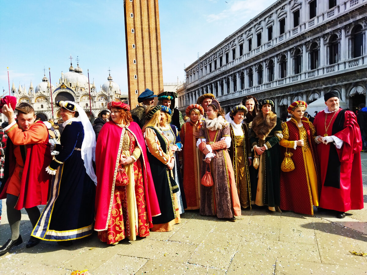 Преобладают средневековые костюмы. (листайте)