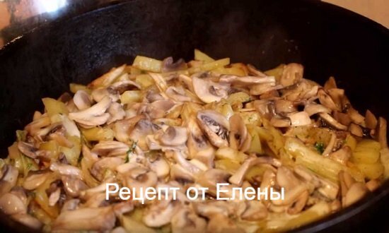 Жареные грибы с картошкой на сковороде