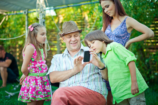 17 лет
Вторая пара сватов тоже имеет секрет. По сценарию Юрий Анатольевич и Ольга Николаевна вместе учились, а стало быть – одногодки. Однако в реальности разница в возрасте между актерами составляет 17 лет.