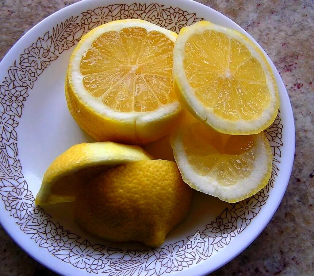 Натираю лимоны содой, чтобы почистить и сделать ароматнее (полезный совет)