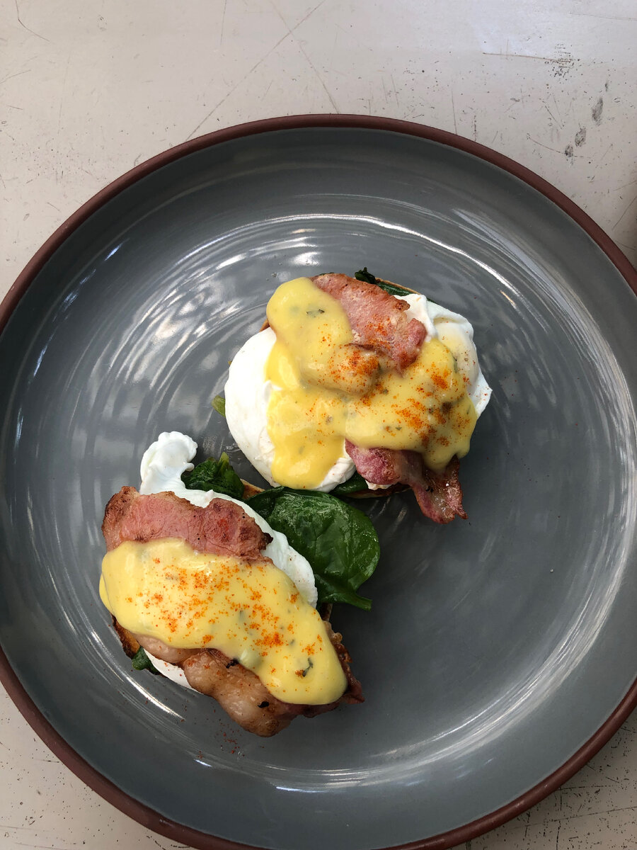 Маффин с яйцом пашот, шпинатом, беконом и сыром.