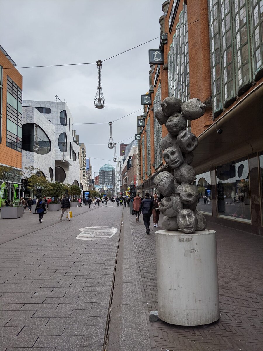 Современная скульптура на улице Grote Marktstraat в Гааге 