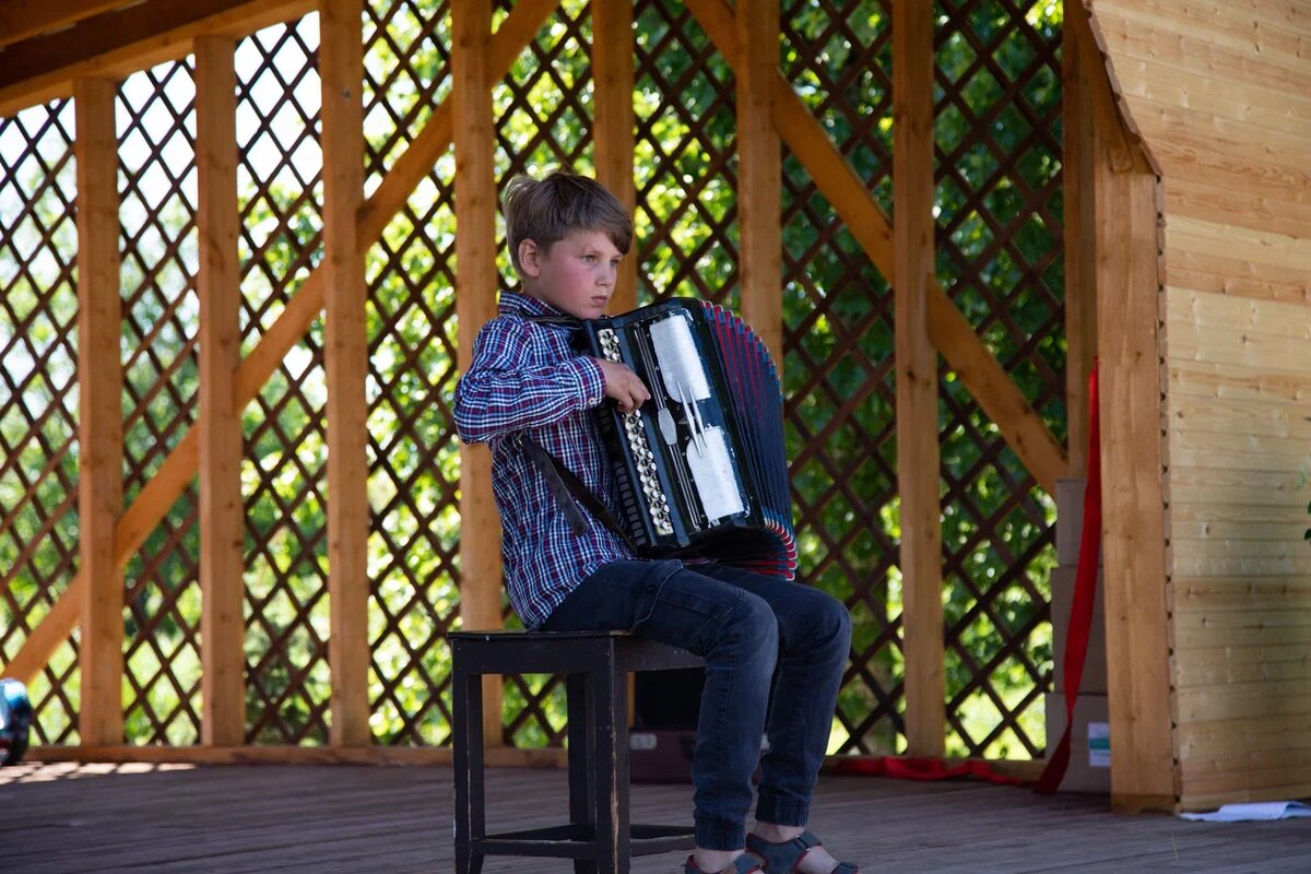 Вова Морев — сын Василия, встречал нас в Нижней и играл на открытии  