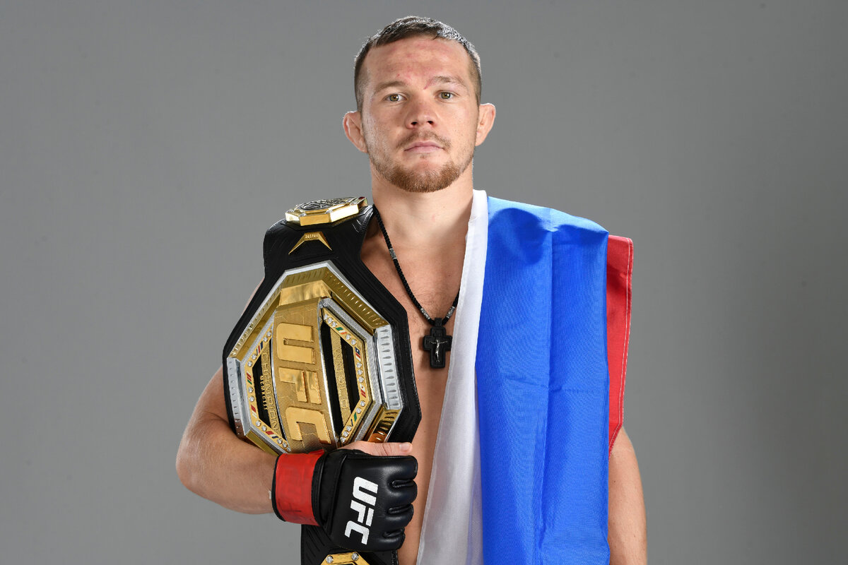 Петр Ян с поясом чемпиона UFC. Источник: allboxing.ru 