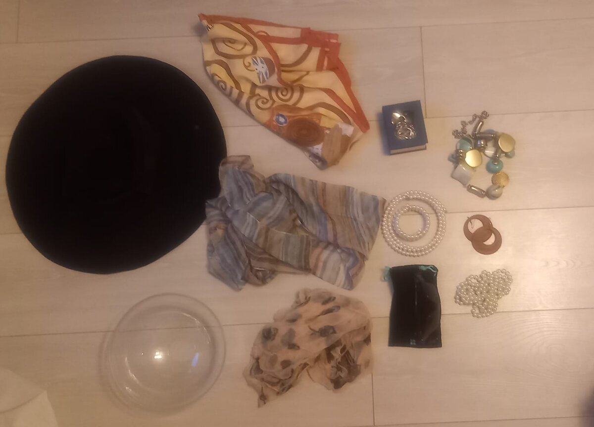 По идее сегодня должно быть 9 вещей. Но в прошлый день я нашла только 8, поэтому сегодня восполнила. 