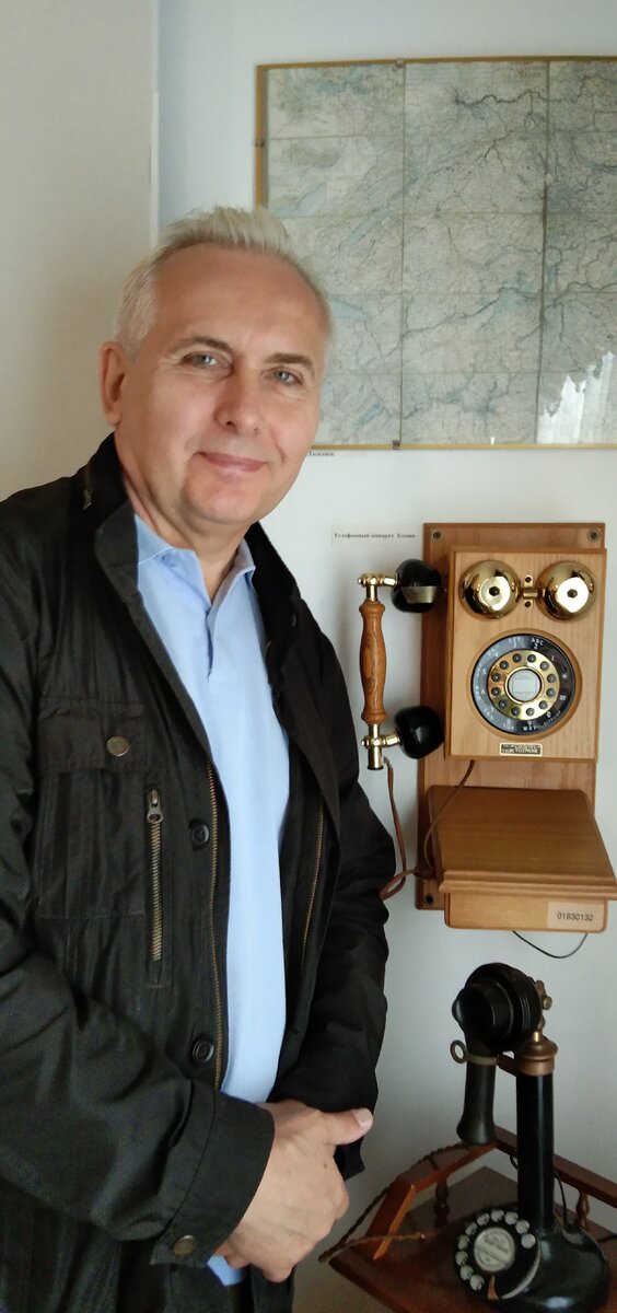 3. Цитата "Уберите дисковый телефон, поставьте мне кнопочный". 
Ему и правда привезли кнопочный телефон "аглицкого производства" (верхний). Так что пионером в признании преимуществ кнопочного телефона была не Нокия, а граф Лев Толстой. Вот не боремся мы за страновой приоритет...