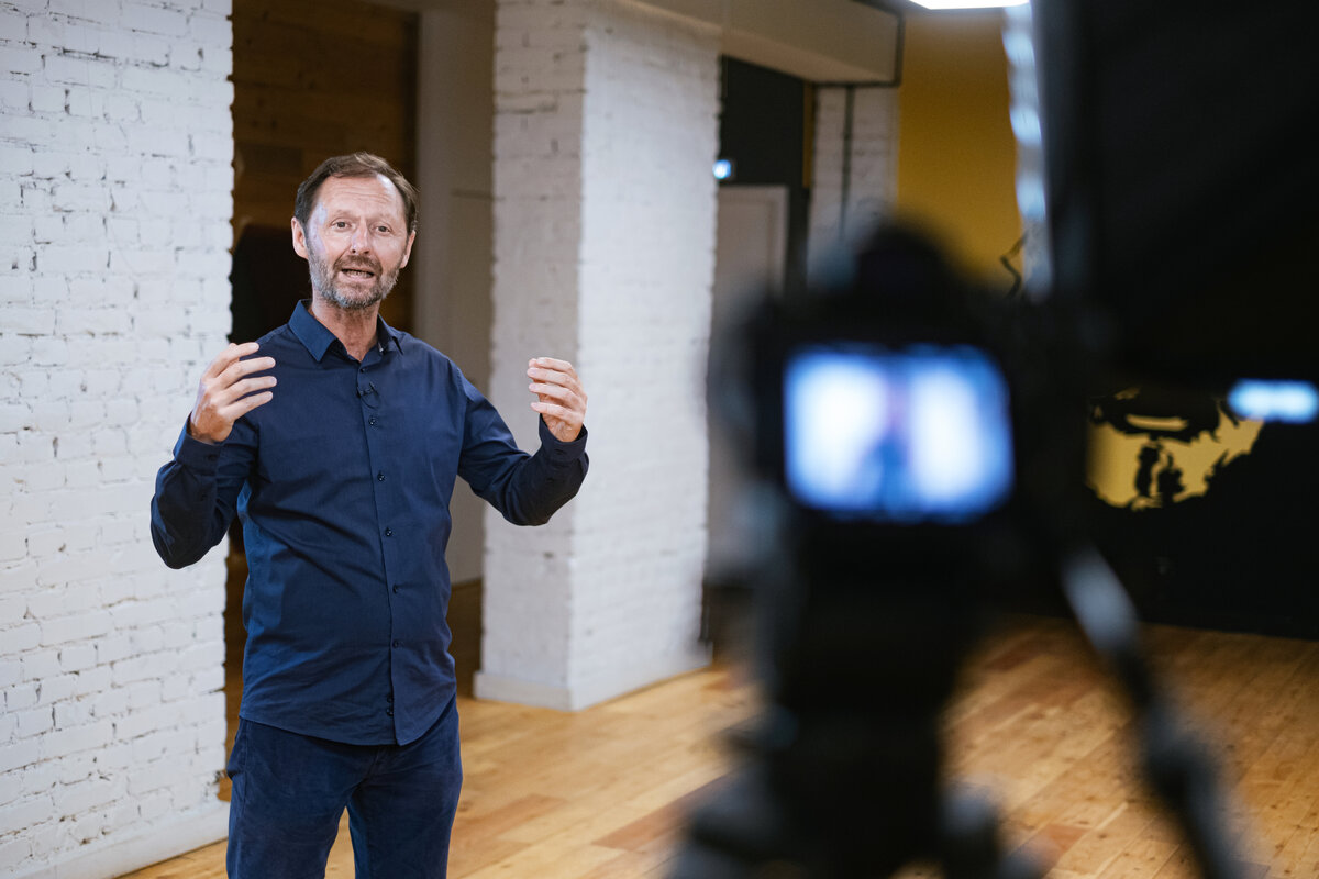 Это дыхательное упражнение сделает ваши связки более расслабленными, а губы станут лучше чувствоваться и поддаваться