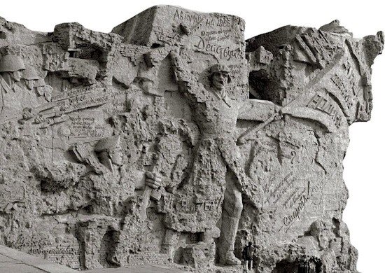 Военная история России знает немало примеров мужества и героизма, воинской доблести солдат на поле битвы и стратегического гения военачальников. На их фоне особо выделяется Сталинградская эпопея.