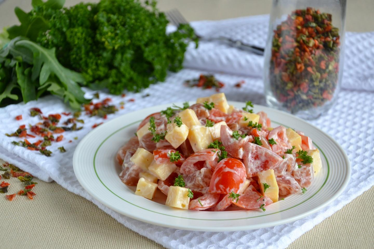 Копченое мясо салат сыром. Салат с копченой курицей и помидорами и сыром. Салат с копченой курицей и помидорами. Салат с курицей и помидорами и сыром. Салат с копченой курочкой.