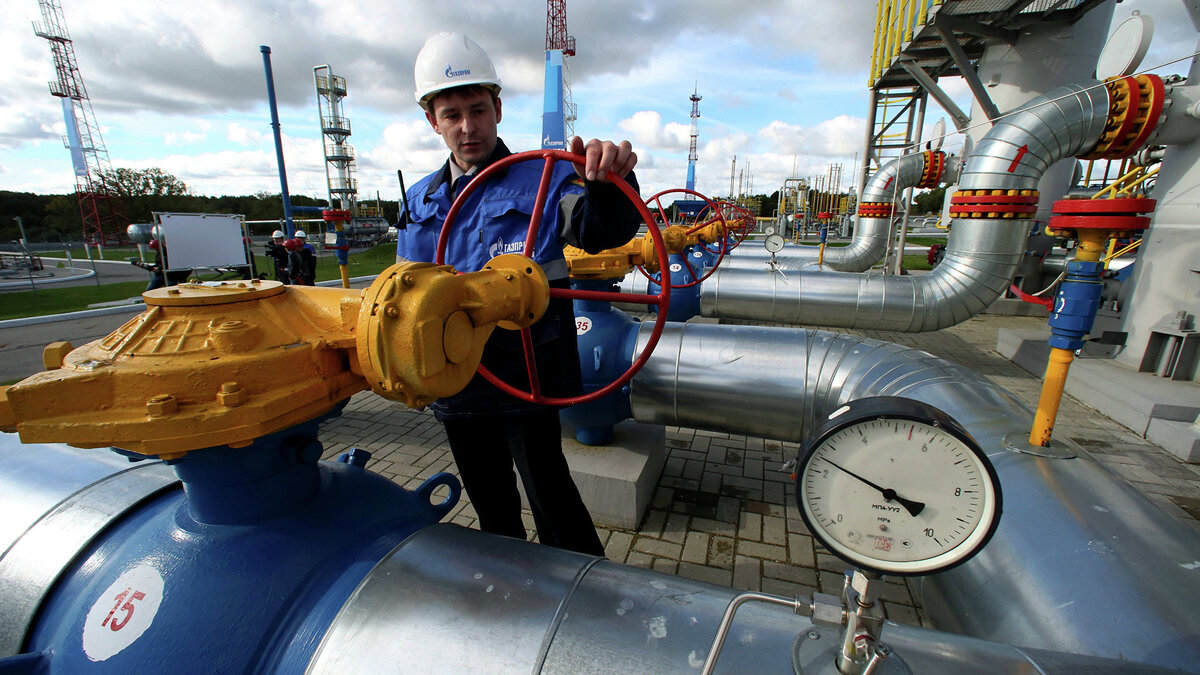    Работник "Газпрома" на газохранилище© РИА Новости . Игорь Зарембо
