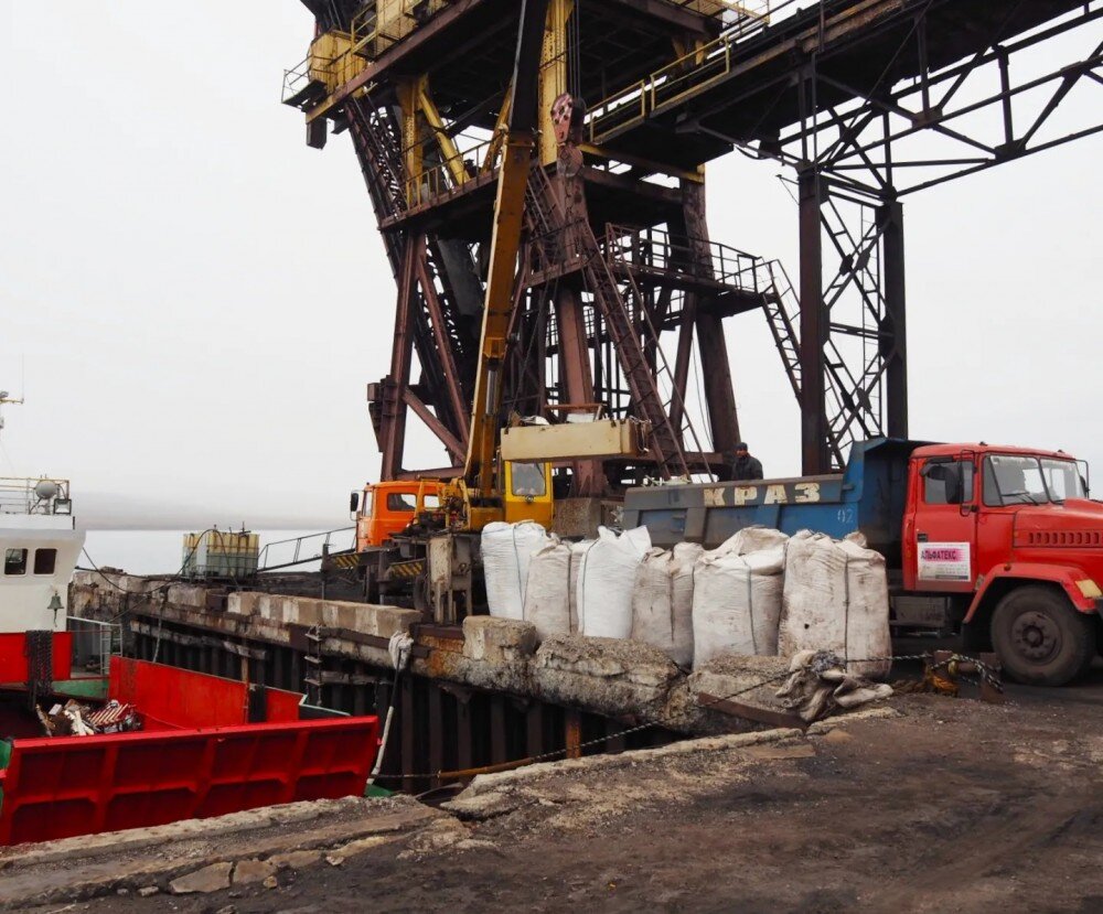 Морской порт в поселке Баренцбург, Шпицберген