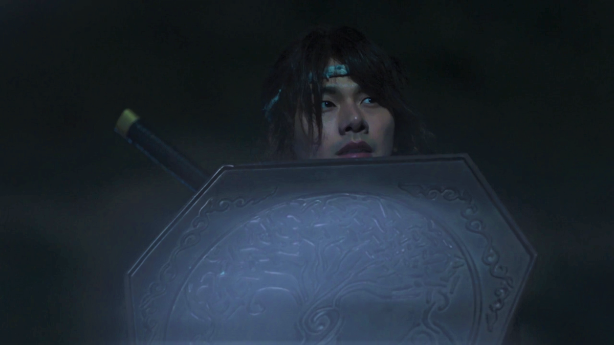 То самое зеркало из названия, больше похожее на щит, которое должно было не допустить использование чёрной магии на территории дворца. Приспешники шаманки его разбили.