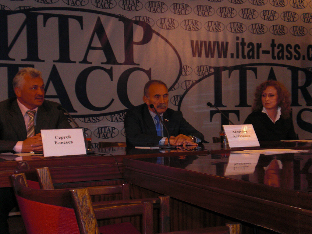 На пресс-конференции генерала А. Аслаханова, Москва. Фото автора