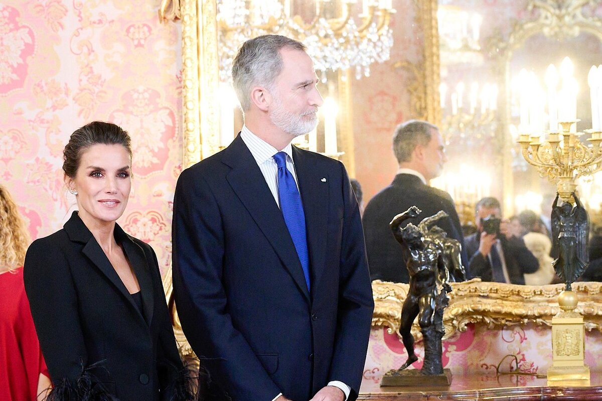     Идеальный черный пиджак для новогоднего корпоратива нашла королева Летиция