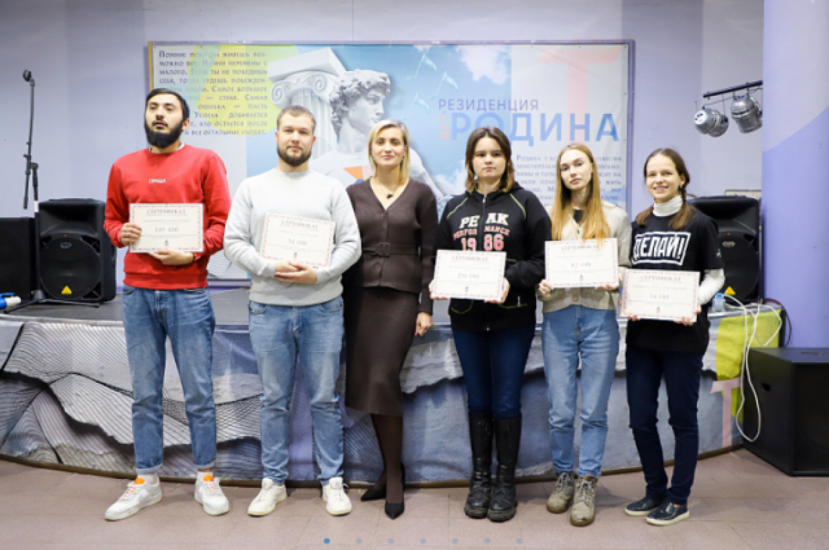    В Туле победителям муниципальных грантов вручили сертификаты