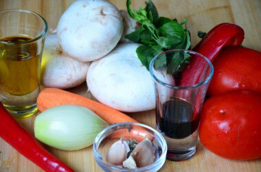 ШАГ 1:
Как запечь шампиньоны с помидорами в духовке? Подготовьте все продукты по списку. Размеры шампиньонов в этом рецепте имеют значение. Точнее, размеры их шляпок. Именно их мы будем фаршировать. Так что при покупке грибов рассчитывайте, какого размера вы хотите получить эту закуску в итоге. У меня шляпки среднего размера.