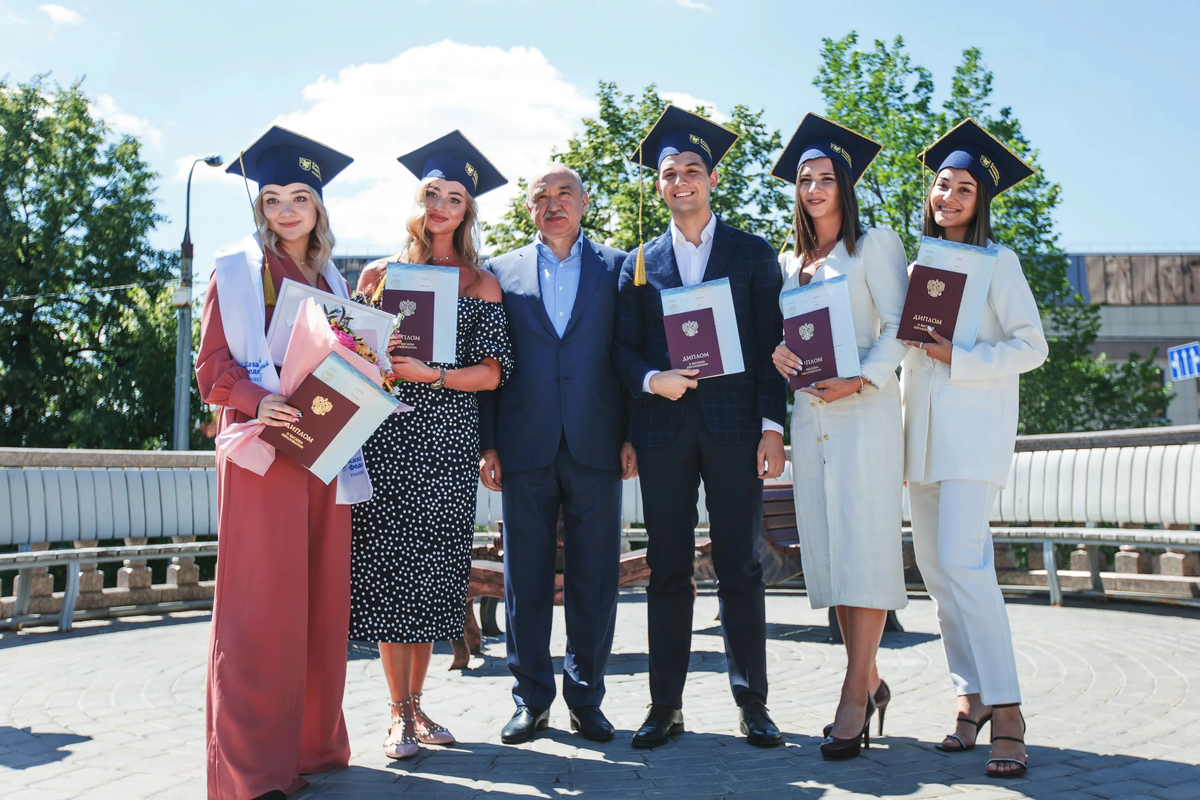 Государство берет на себя обязанность — дать каждому человеку образование.