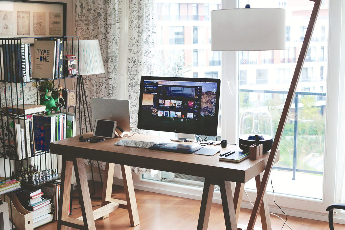 Так многие (сглатывая слюну) представляют себе идеальную работу. На самом деле - это всего лишь представлено рабочее место. Скорей всего удаленное, индивидуальное и предположу подразумевающее творческое начало.