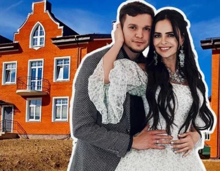 Антон Гусев и Виктория Романец - бывшие участники телешоу Дом-2. А еще они муж и жена. Антон и Виктория сыграли свадьбу летом 2017 года.