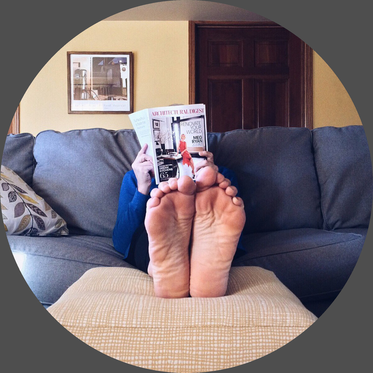 Согнать мужчину с дивана бывает не просто. Источник всех фото pixabay.com