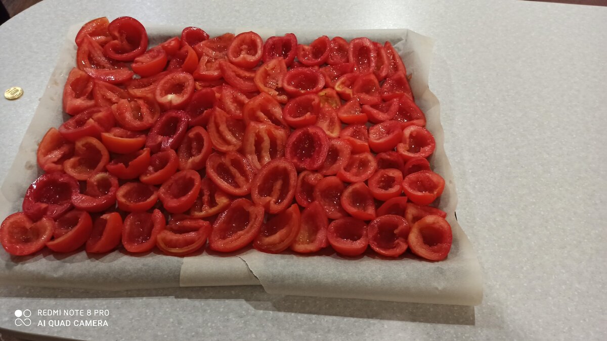 Пробовали с женой приготовить вяленые помидоры. Помидорки помыли, пополам разрезали. "Попки" и внутренности все вырезали. Посолили и в духовку 100° на 5 с половиной часов. По истечении времени выкладываем в баночки слоями 1 масло оливковое 2 прованские травы 3 вяленые помидоры 4 тонкие срезы чеснока. Так выкладываем до заполнения банки. И оставляем на сутки. Мы оставляли при комнатной температуре, т.к. в холодильнике оливковое масло загустевает.