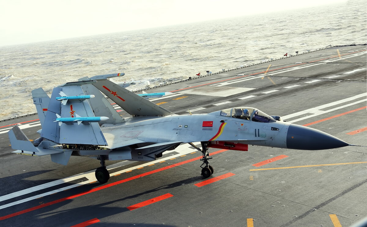 Китайский палубный истребитель Shenyang J-15