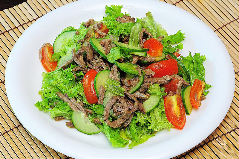 Овощи с соевым соусом свежие. Тайский биф салат. Салат с мясом и овощами. Салат с говядиной. Салат с говядиной и овощами.