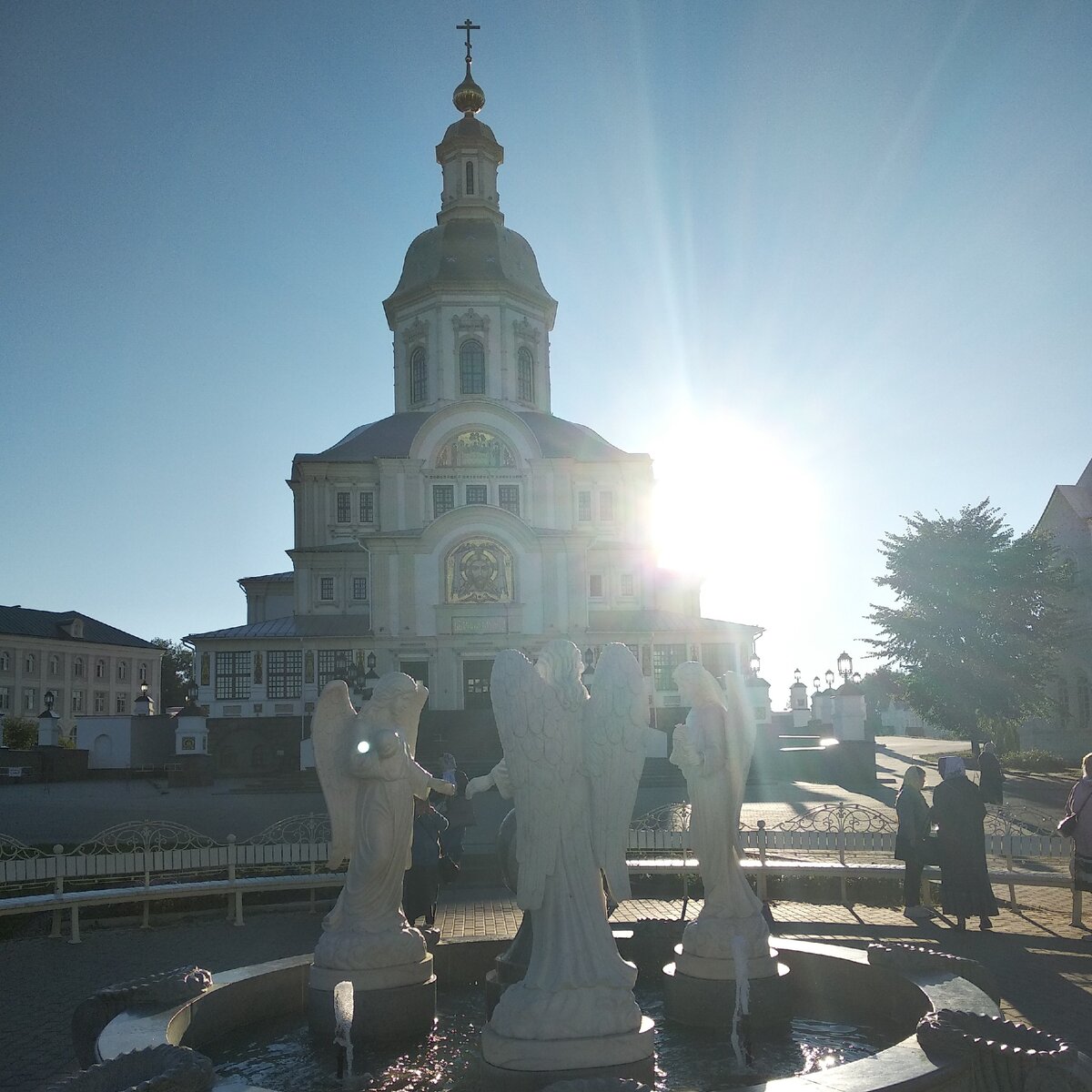 На территории Дивеевского монастыря очень красиво