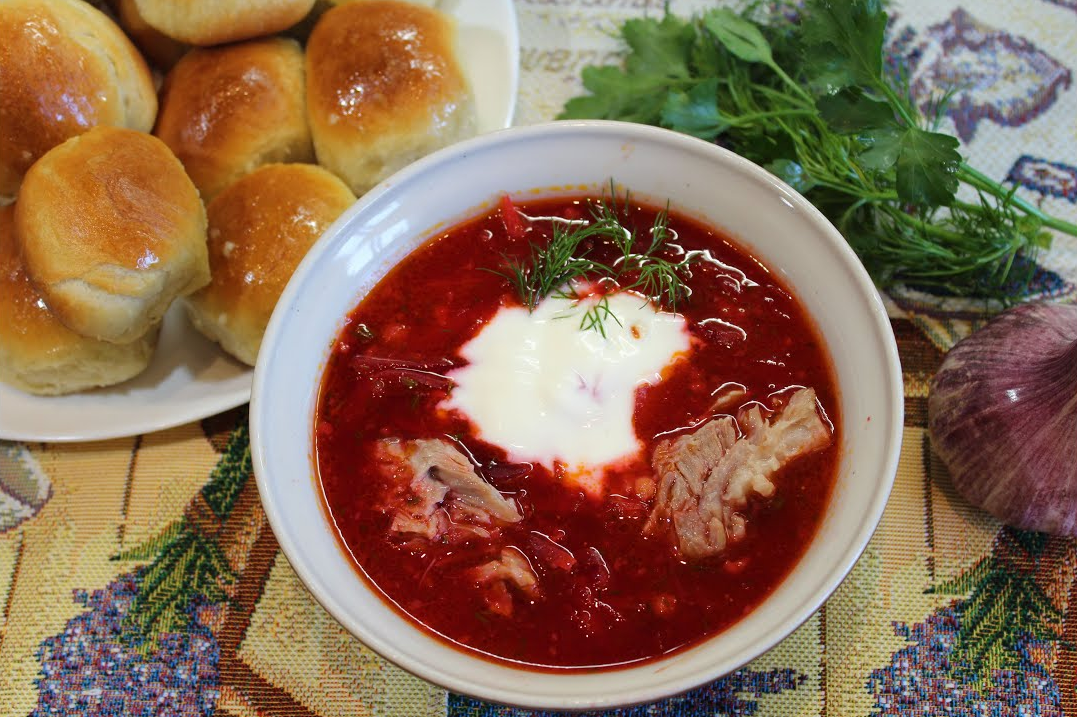 Борщ с чесноком. Борщ украинский с чесночными пампушками. Чесночные пампушки к борщу. Украинский борщ с пампушками и салом. Борщ украинский Гала-Гала