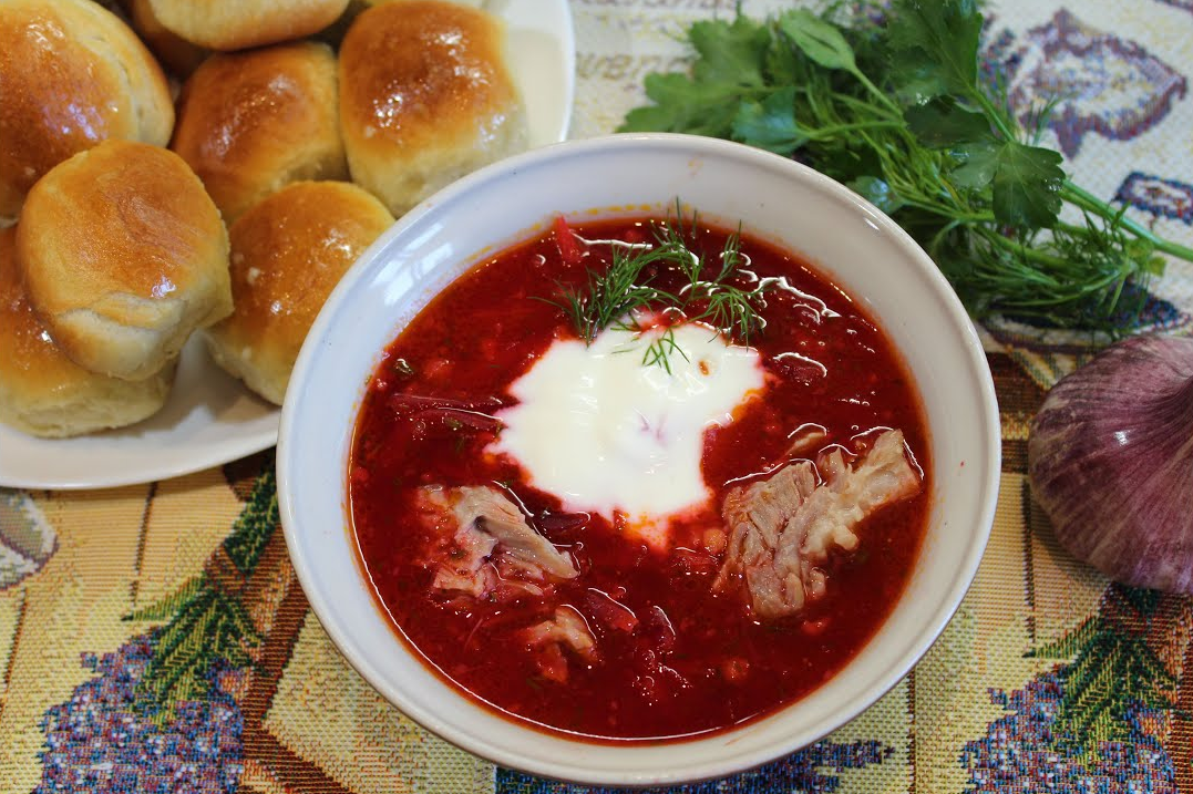 Рецепт самого вкусного украинского борща. Кубанский борщ с пампушками. Борщ украинский с чесночными пампушками. Украинский борщ с пампушками и салом. Борщ украинский 'Гала-Гала'.