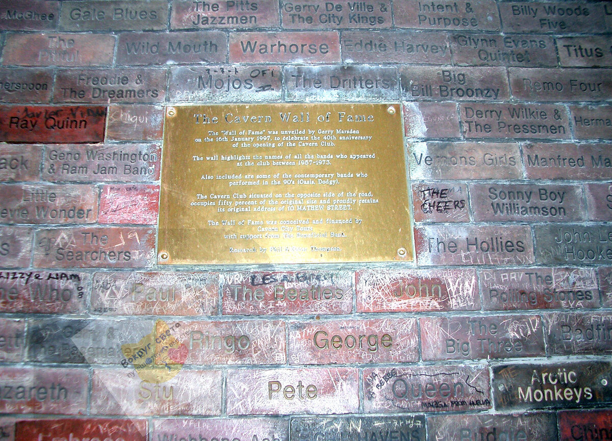 Стена с памятными автографами известных рок-музыкантов, выступавших в Cavern Club 