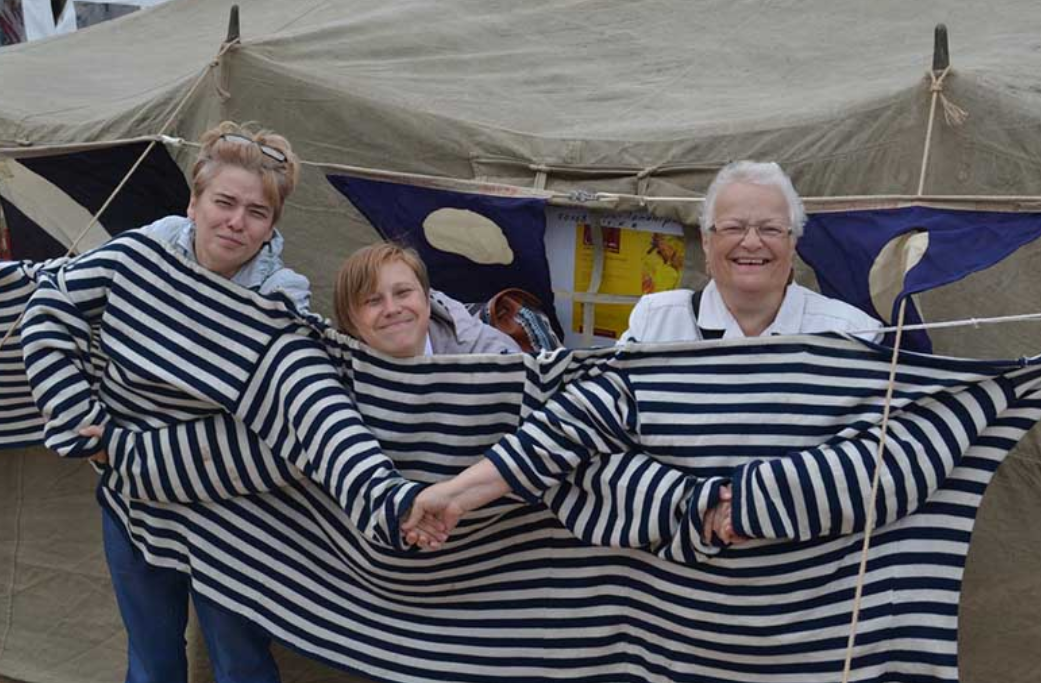 Тельняшка моряка. Майка тельняшка мужская. Тельняшка старинная. Матрос в тельняшке. Первая тельняшка.