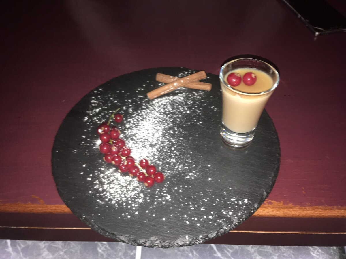 Украшать такие коктейли очень просто, главное добавить немного фантазии.