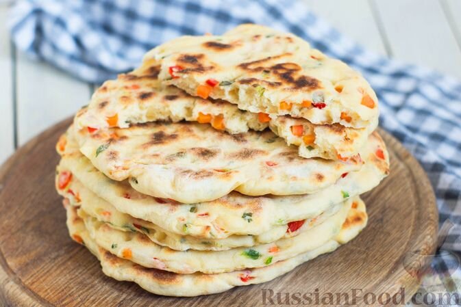 мука, молоко, вода, дрожжи сухие, масло растительное, соль, перец чёрный, перец болгарский, морковь, лук зелёный