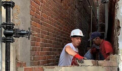 идут разборы стены