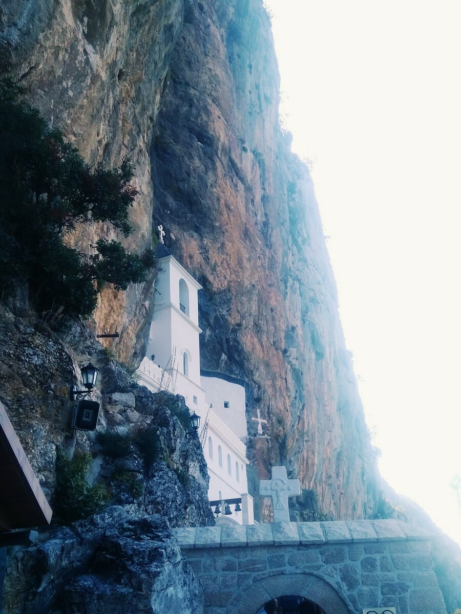 Монастырь в скале.