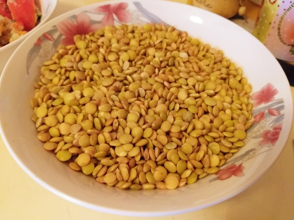  Перебираем чечевицу, промываем и замачиваем на ночь.