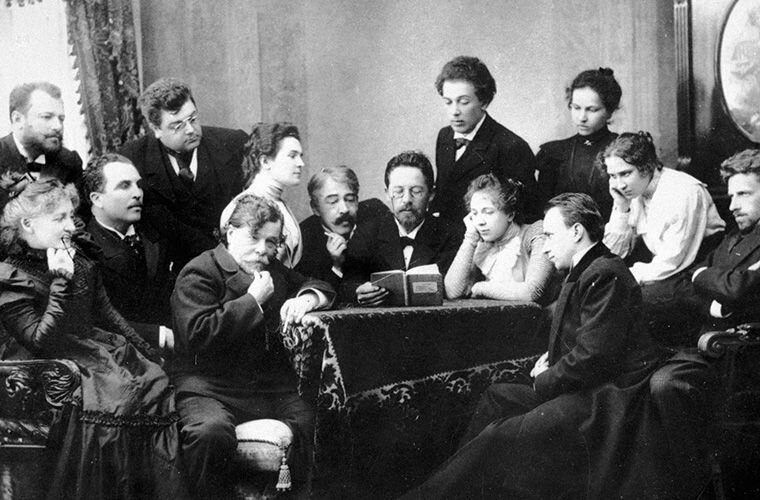 Антон Чехов (в центре) читает «Чайку» группе актеров и режиссеров МХАТа