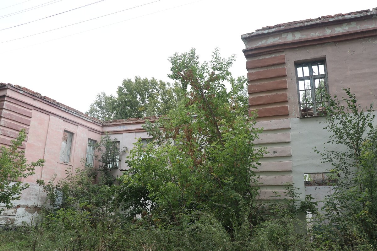 Руины училища