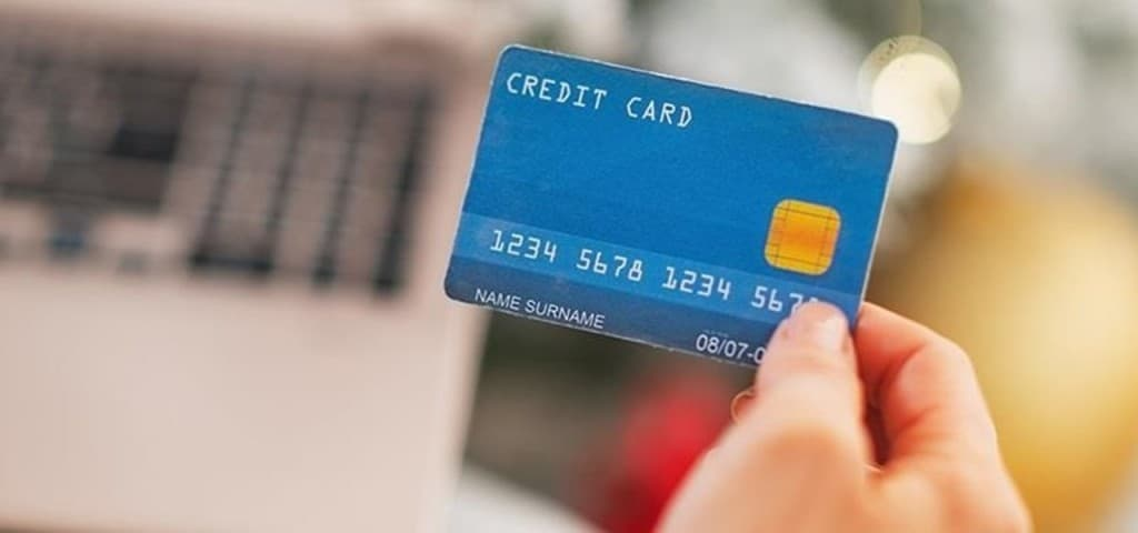 источник: https://arbetov.com/kak-poluchit-pervuyu-kreditnuyu-kartochku