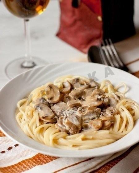 Ингридиенты:
Спагетти - 450 гр.
Шампиньоны - 750 гр.
Сливки - 250 гр.
Растительное масло - 2 ст.л.
Соевый соус - 2 ст.л.
Чеснок - 2 зубчика.
