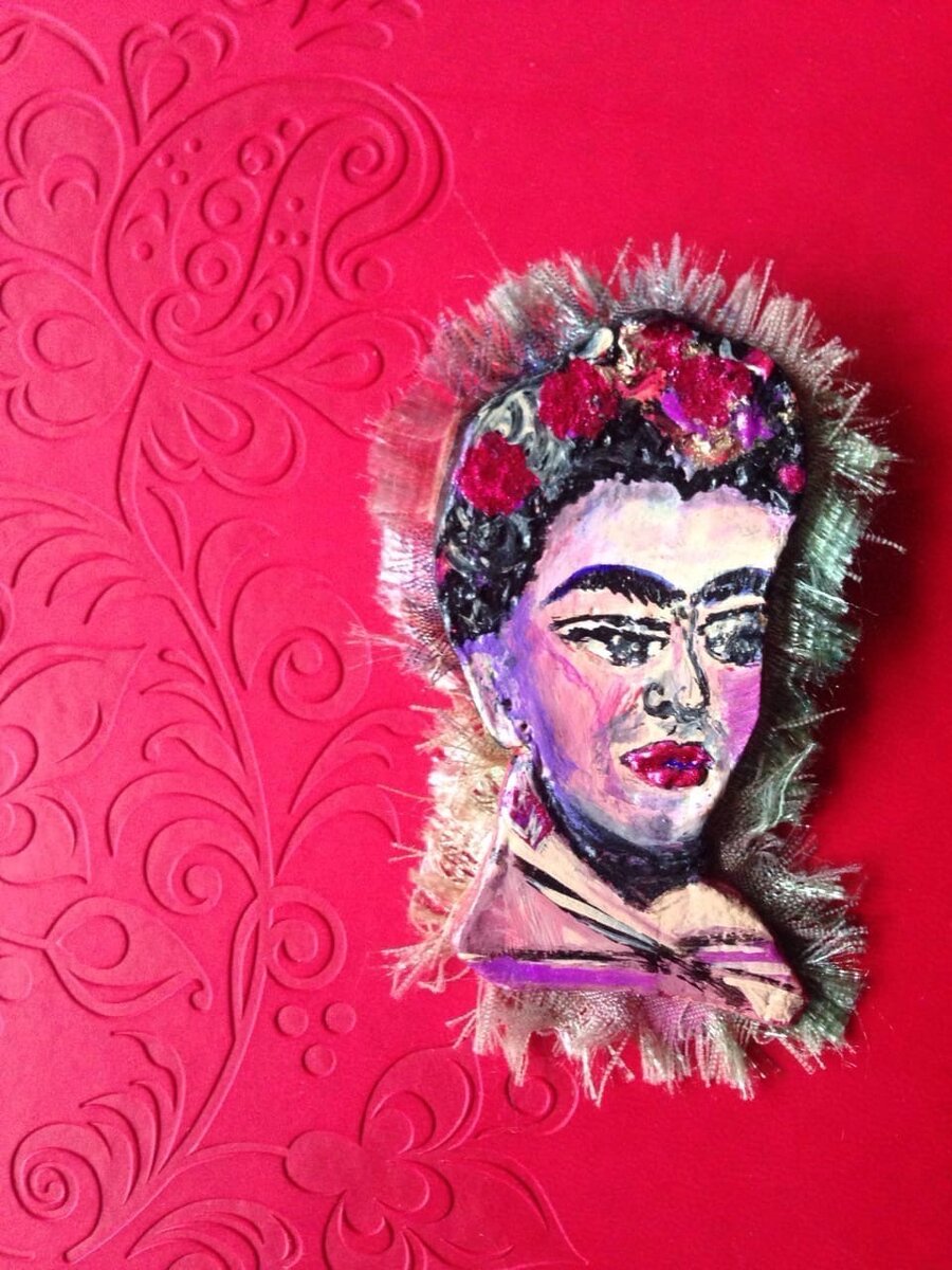 Пока нет ничего нового хочу показать работы которые были сфотографированы практически на скорую руку перед отправкой
*Фрида* -Брошь ,которая была слеплена ,а затем расписана акрилом и украшена тканью
Делюсь
Полностью ручная работа
