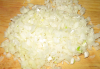 Почистите и нарежьте лук кубиками.