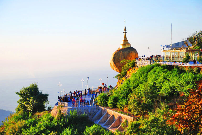 Золотой камень - знаменитая буддистская святыня . Одна из самых почитаемых буддистских священных мест в Мьянме  (фото автора)