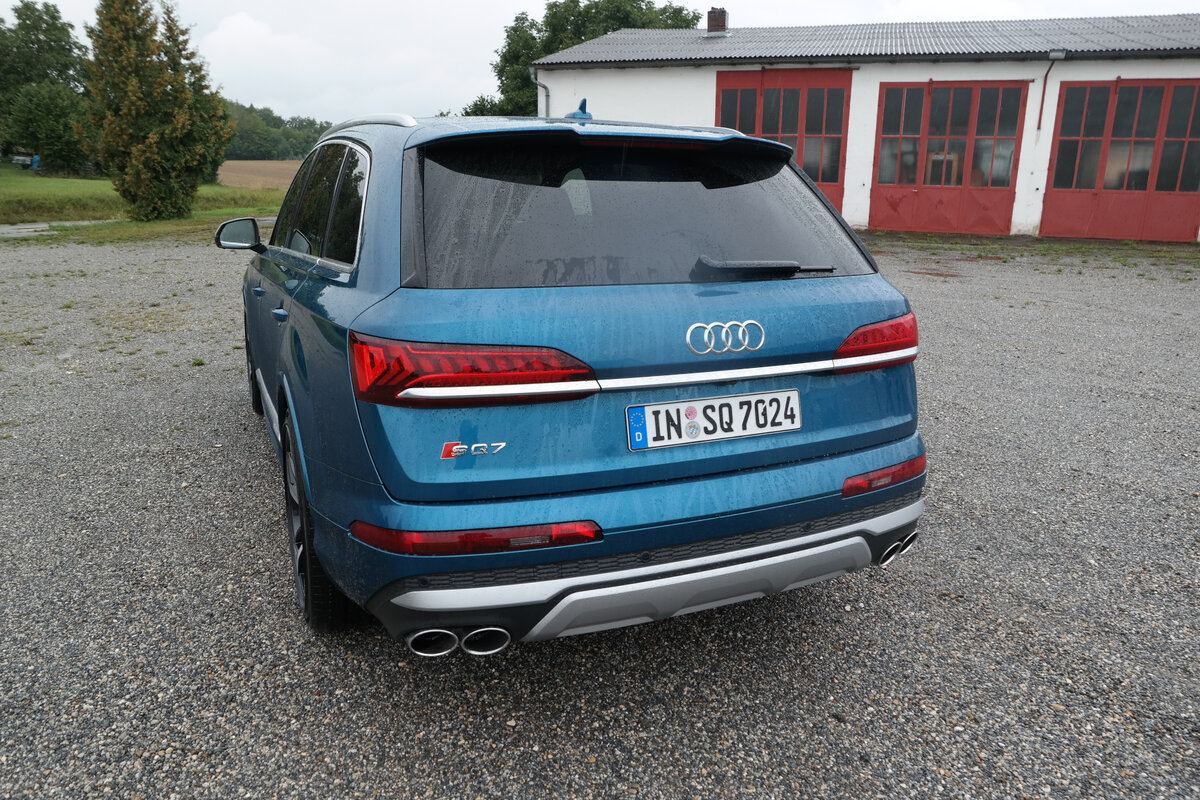 Спортивная пневмоподвеска входят в стандартную комплектацию SQ7.
