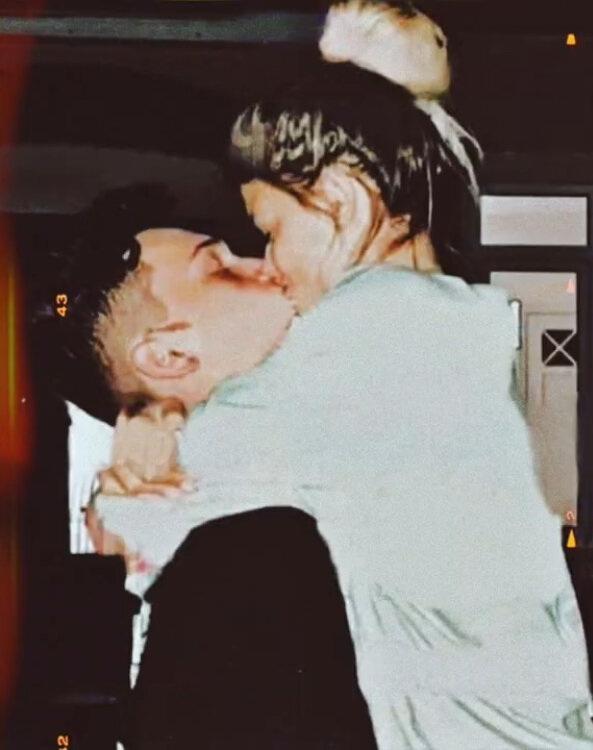 Даня и Юля целуются 