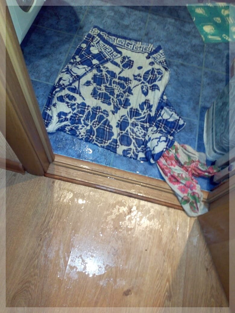 То, что творилось дома, не описать. Вода была по щиколотку. Те фото, что вы видите, это уже немного убрано, но полы все равно влажные.