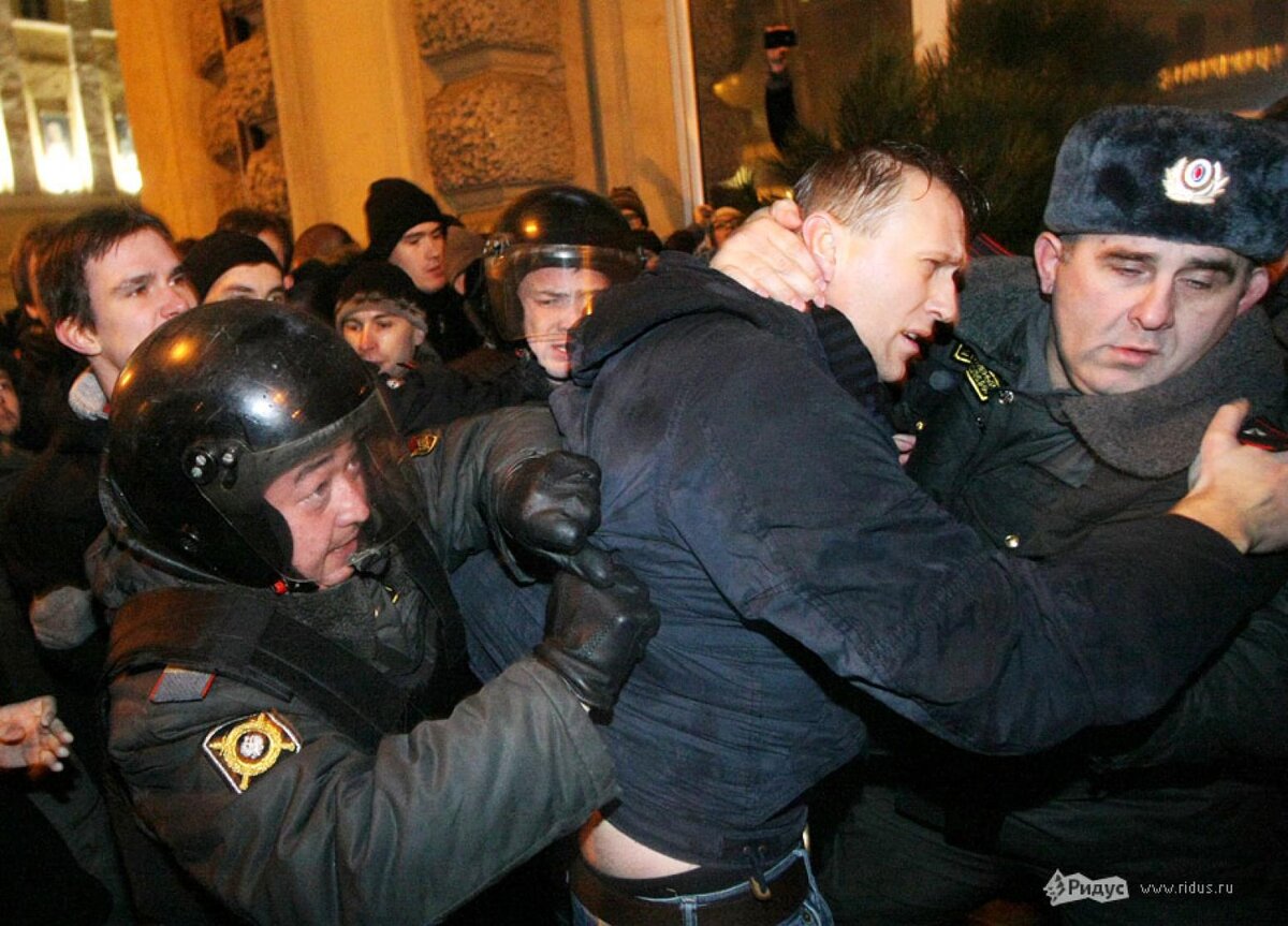 Навального задерживали уже в 2011
Источник фото: http://s3.yugopolis.ru/media/media/cache/news2x/data/img/cdbb04ac08902ad689d7e0cd19585b33/50883.jpg